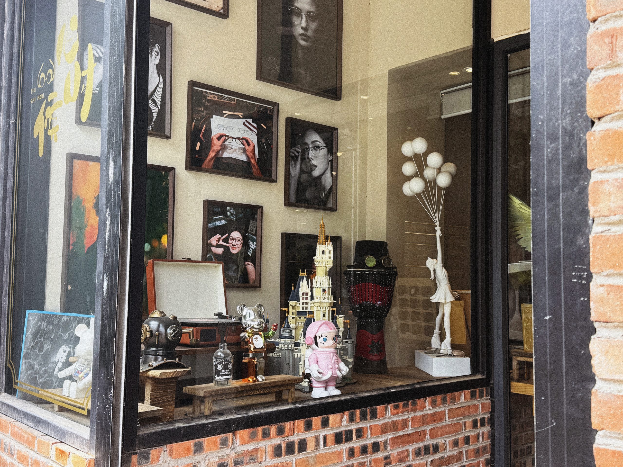 旧时候眼镜店·进门小展示区的唱片机和乐高橱窗——天津河北区金纬路
