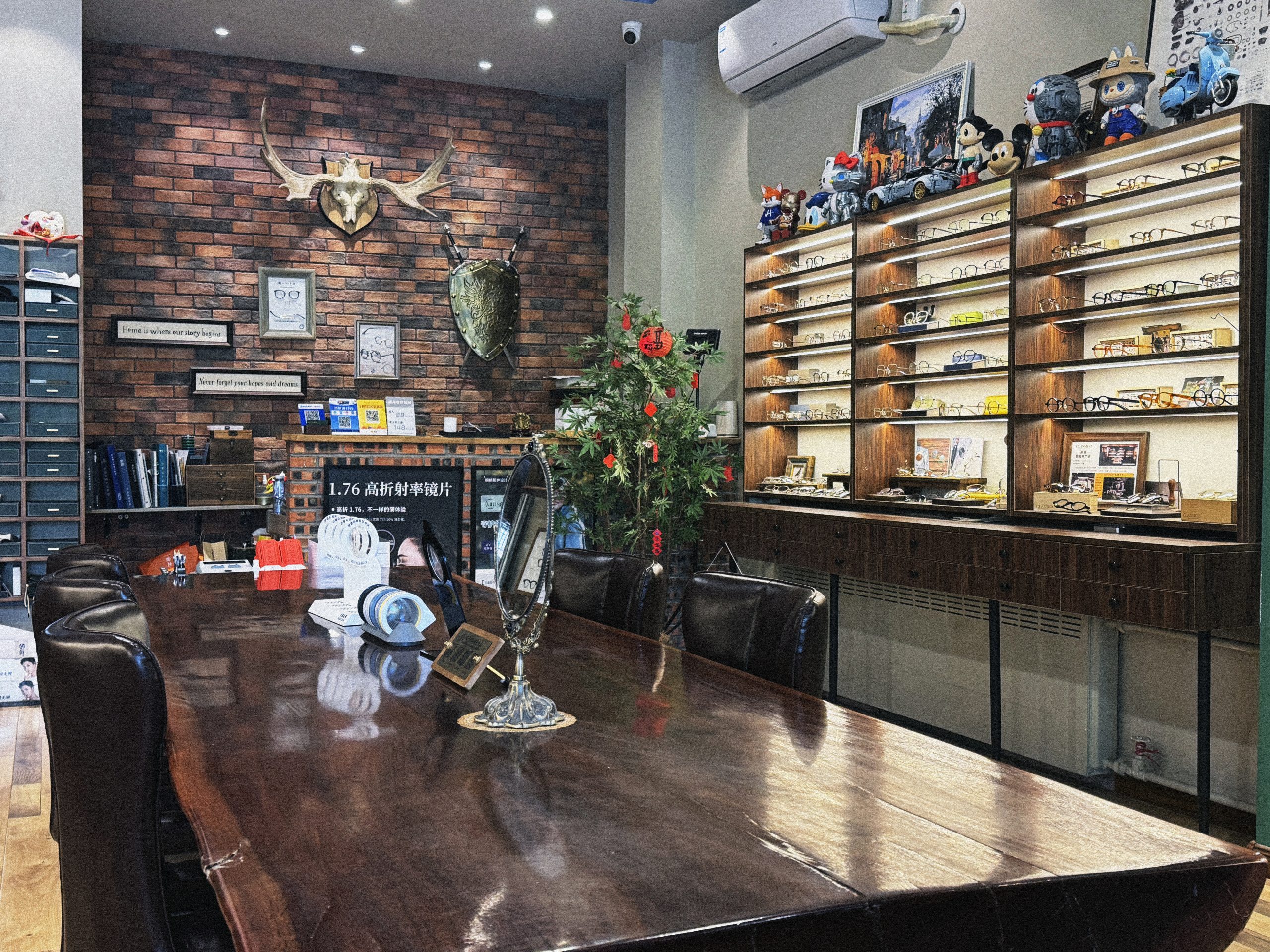 旧时候眼镜店·大厅中央3.5米奥坎整张原木大桌——天津河北区金纬路