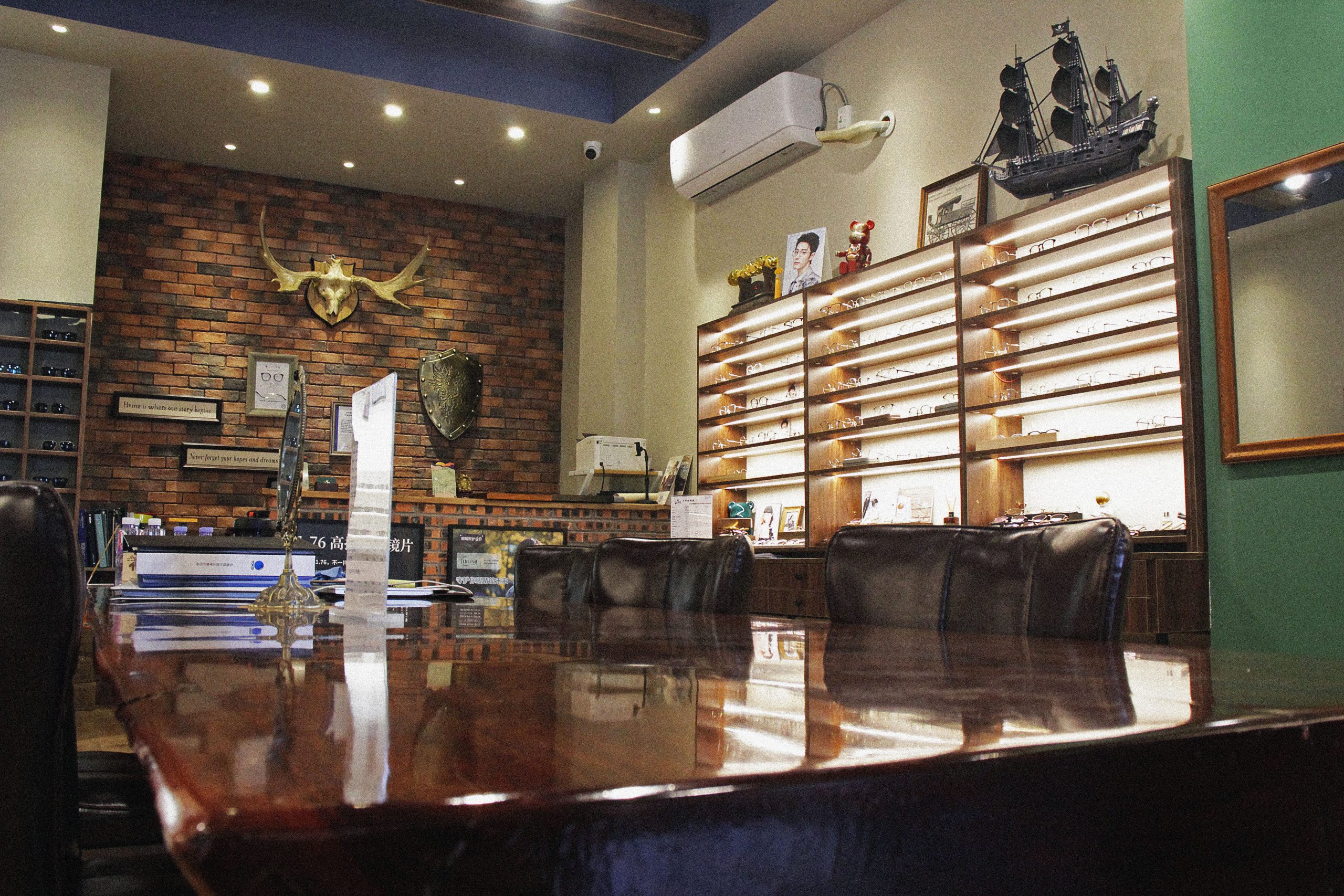 旧时候眼镜店·进门后看到的奥坎原木大桌与展示区全景——天津河北区金纬路