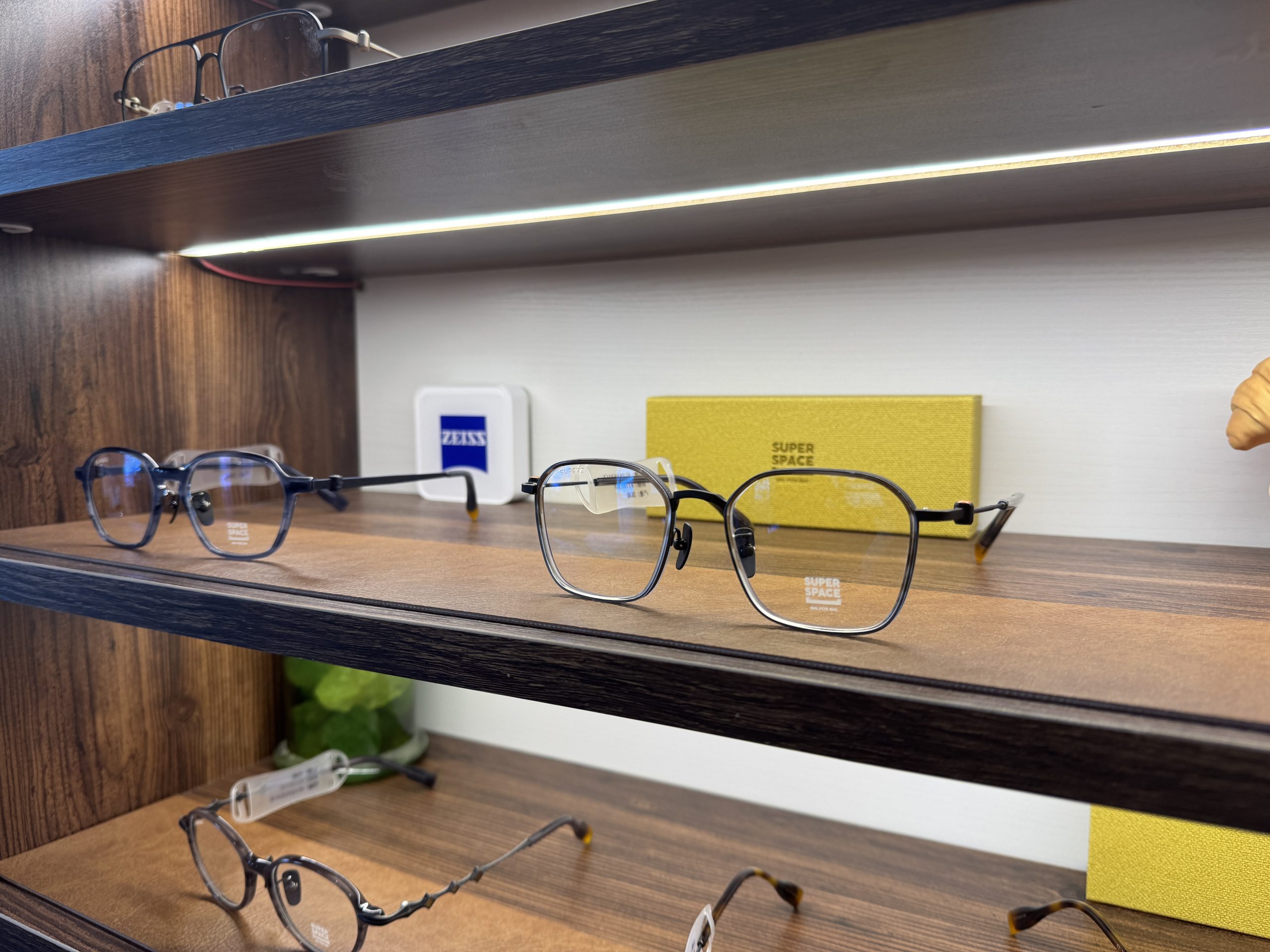 旧时候眼镜店·SUPERSPACE大头围镜架展示区，可见加宽镜腿设计——天津河北区金纬路